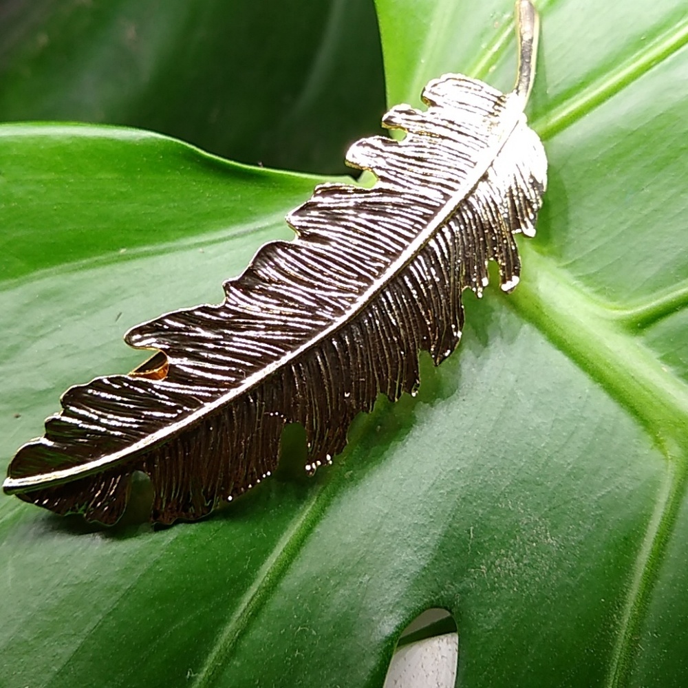 NWOT Gold Tone Feather / Leaf Barrette Hair Clip